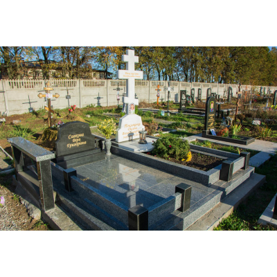 Памятник в виде креста