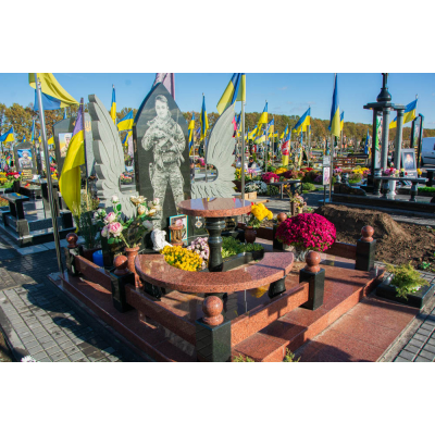 Пам'ятник з граніту військовому