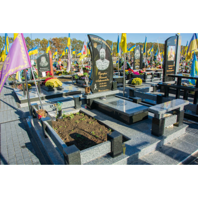 Пам'ятник з сірого та чорного граніту