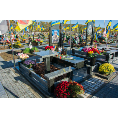 Пам'ятник з кольоровим портретом