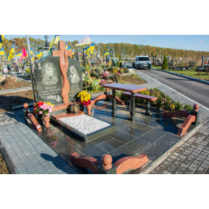 Памятник в виде креста из гранита
