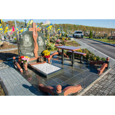 Памятник в виде креста из гранита