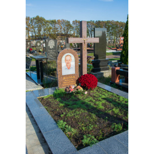 Пам'ятник з коричневого граніту