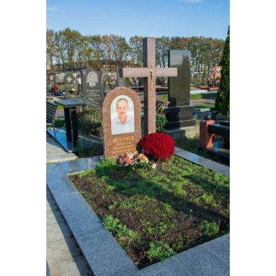 Памятник из коричневого гранита