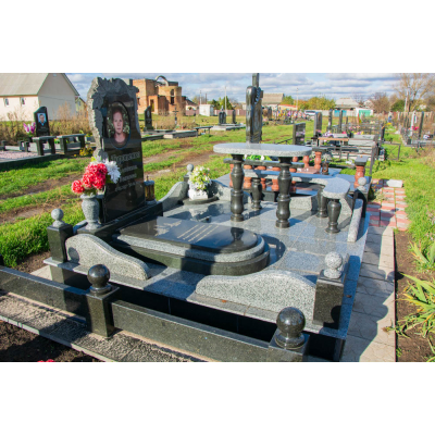 Памятник с лавочкой и столом