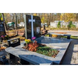 Памятник с крестом