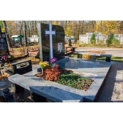 Памятник с крестом