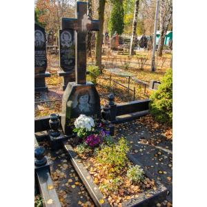 Памятник с крестом и оградой