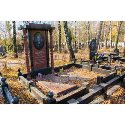 Памятник с колоннами и оградой