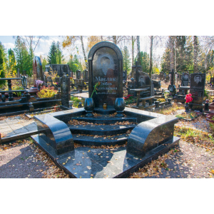 Памятник из черного гранита для женщины.