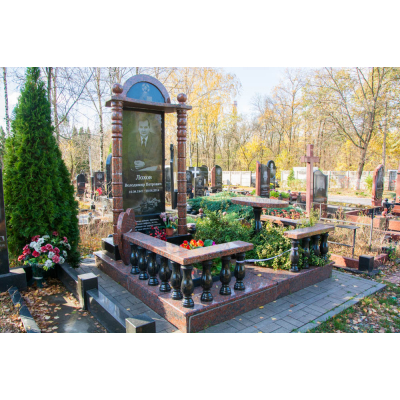 Памятник с сердцем и оградой для мужчины