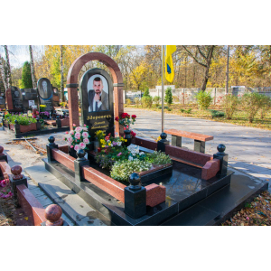 Пам`ятник з аркою