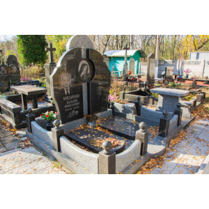 Пам`ятник з чорного граніту для двох