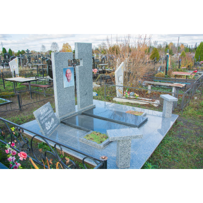 Пам`ятник з сірого граніту 