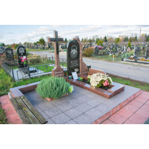 Пам`ятник з скульптурою