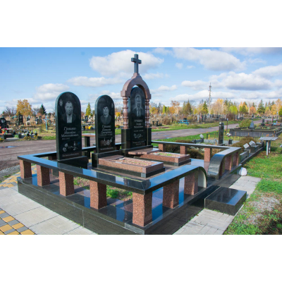 Памятник с крестом и оградой для семьи
