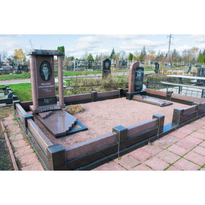 Пам`ятник з коричневого граніту