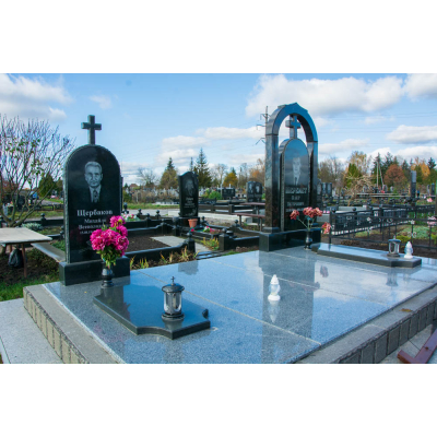Памятник с крестом и крышей