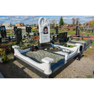Памятник гранитный с фигурой ангела