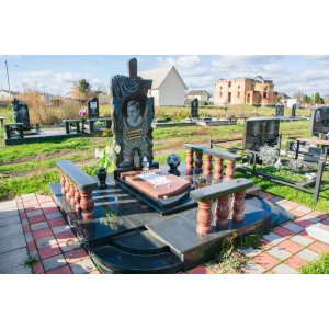 Памятник с крестом и оградой и скамейкой