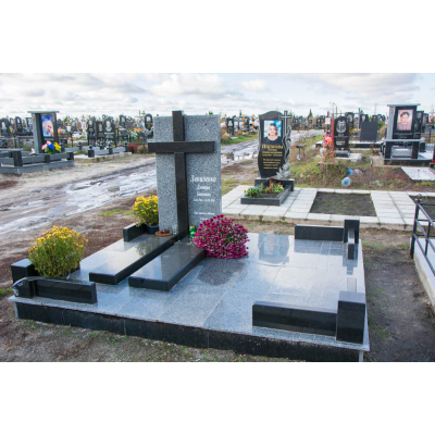 Пам`ятник з хрестом