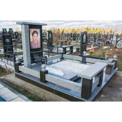 Пам'ятник з надгробною плитою