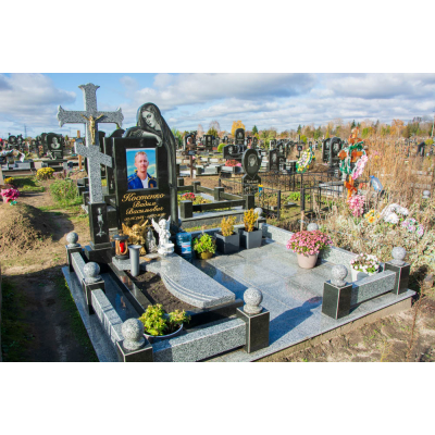 Памятник с крестом и цветным портретом.