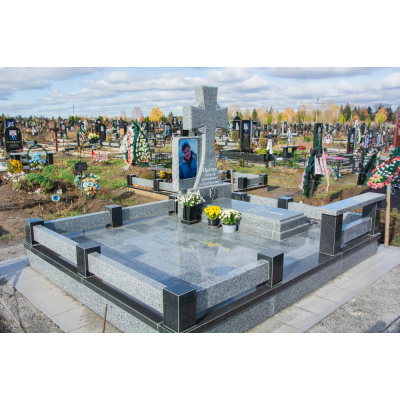 Пам`ятник з хрестом та оградою