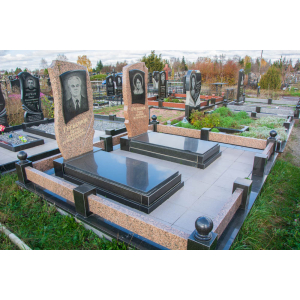 Пам`ятник з вибитим портретом