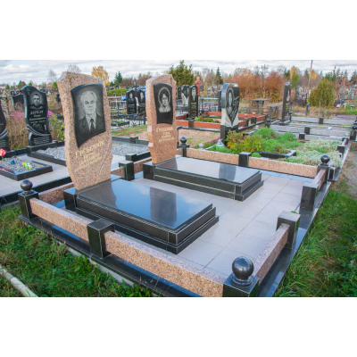 Пам`ятник з вибитим портретом