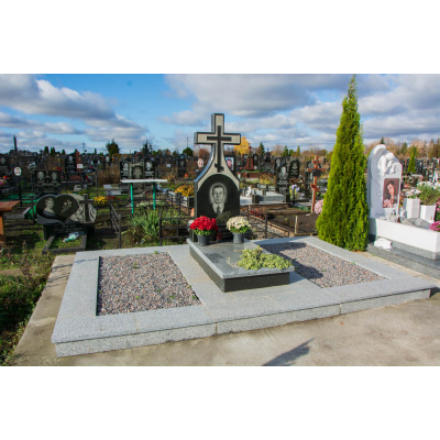 Памятник с крестом семейный