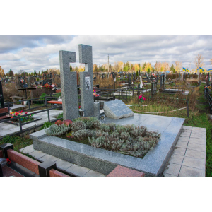 Пам`ятник з хрестом 