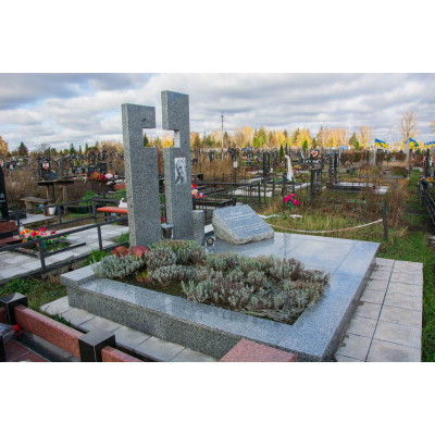 Пам`ятник з хрестом 