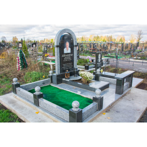 Пам`ятник з аркою