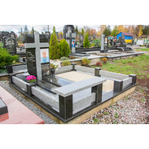 Пам`ятник з хрестом в європейському стилі