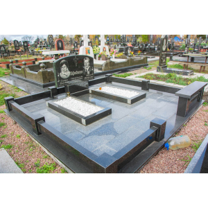 Пам`ятник з чорного граніту 