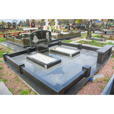 Пам`ятник з чорного граніту 