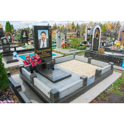 Памятник с оградой