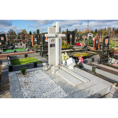 Памятник из мрамора и крестом