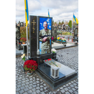 Пам'ятник військовому з кулею