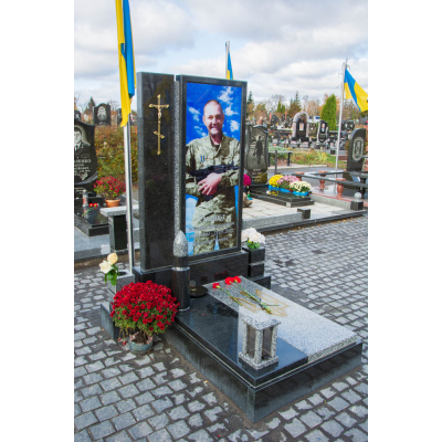 Памятник военному с пулей