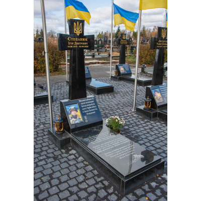 Памятник военному с крестом
