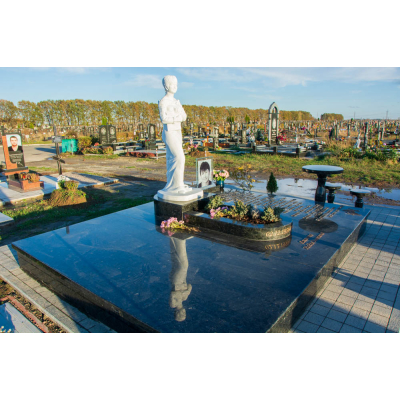 Пам'ятник скульптура з білого мармуру