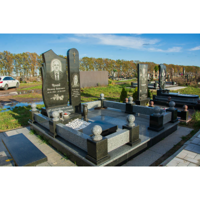 Пам'ятник з сірого та чорного граніту