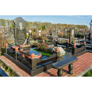 Пам'ятник чоловіку з граніту