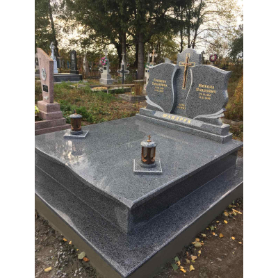 Памятник в европейском стиле
