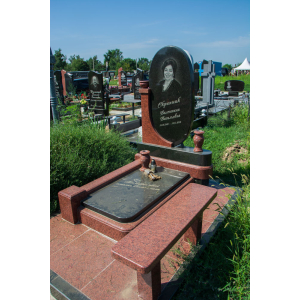 Памятник женщине с красного гранита