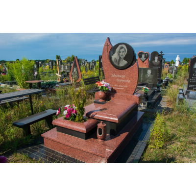 Пам'ятник дівчині з червоного граніту