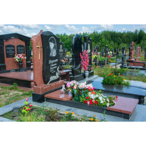 Памятник с красного гранита