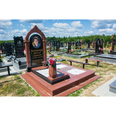Пам'ятник з червоного граніту